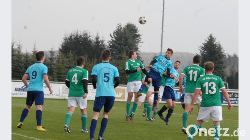 Mit 4:0 gewann der TSV Konnersreuth (blaue Trikots) am vergangenen Samstag das Derby gegen den SV Mitterteich II. Damit liegt der TSV hinter Spitzenreiter FC Rehau auf Rang zwei, punktgleich mit dem Tabellendritten VfB Arzberg. Am Gründonnerstag reisen die Konnersreuther zum Schlagerspiel nach Rehau und am Ostermontag gastiert der FC Schwarzenbach. Bild: gb