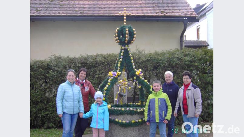 Die Frauen-Union gestaltet den Osterbrunnen vor der St. Salvatorkirche. Bild: exb