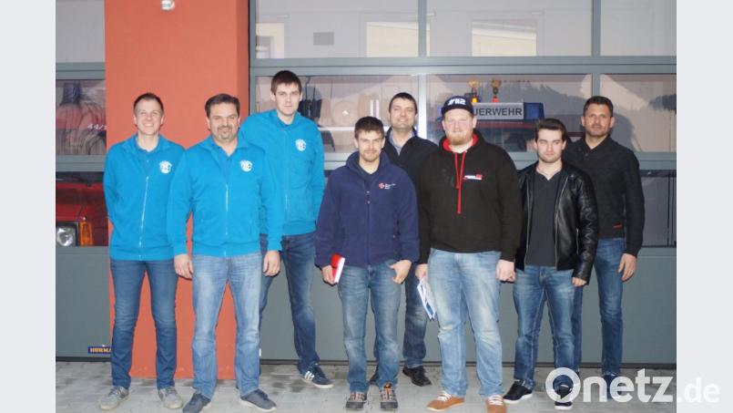Die Feuerwehr Guteneck stellte mit allen teilnehmenden Organisationen die Weichen. Im Bild von links: zweiter Vorsitzender Peter Schlagenhaufer, erster Kommandant Martin Lottner, zweiter Kommandant Markus Schwarzenberger, Thomas Zimmerer (Kommandant der Feuerwehr Trausnitz), Andreas Kramer (Johanniter), Sebastian Lobinger (Feuerwehr Pertolzhofen), Denis Ponnath (Wasserwacht Pfreimd) und Andreas Brandstätter (Feuerwehr Teunz). Bild: slh