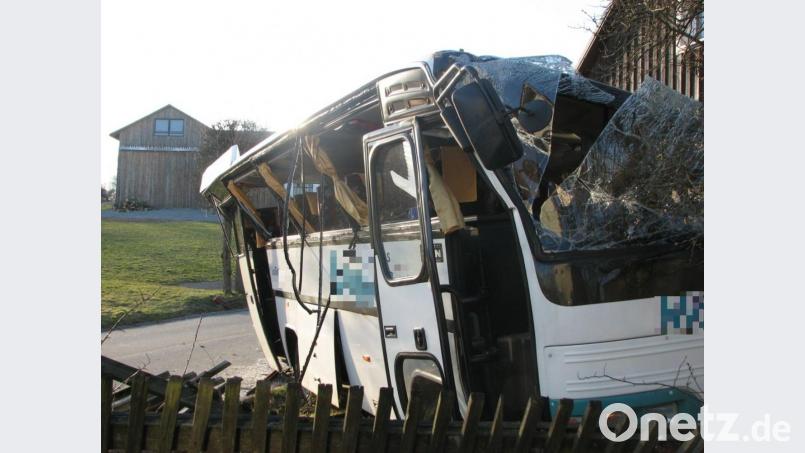 Ungebremst rast der Bus am 10. März 2008 mit 15 Insassen in ein Haus in Friedersreuth. Bild: Archivbild: nt/az