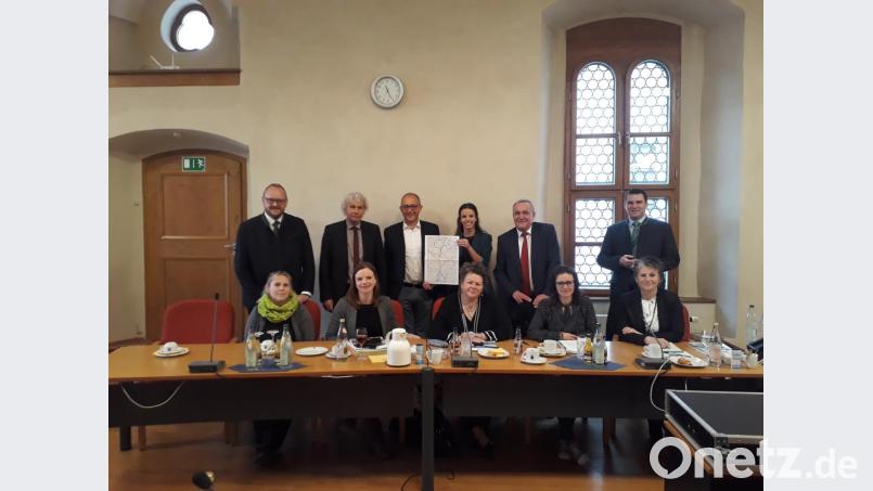 Landrat Andreas Meier (links) als Vorsitzender des Gremiums begrüßte in Neustadt seine Kollegen Wolfgang Lippert (rechts daneben) aus Tirschenreuth, Thomas Ebeling aus Schwandorf (rechts) und Weidens Oberbürgermeister Kurt Seggewiß (links daneben). In der Mitte Michael Braun, Geschäftsführer des Tourismusverbandes Ostbayern. Bild: exb