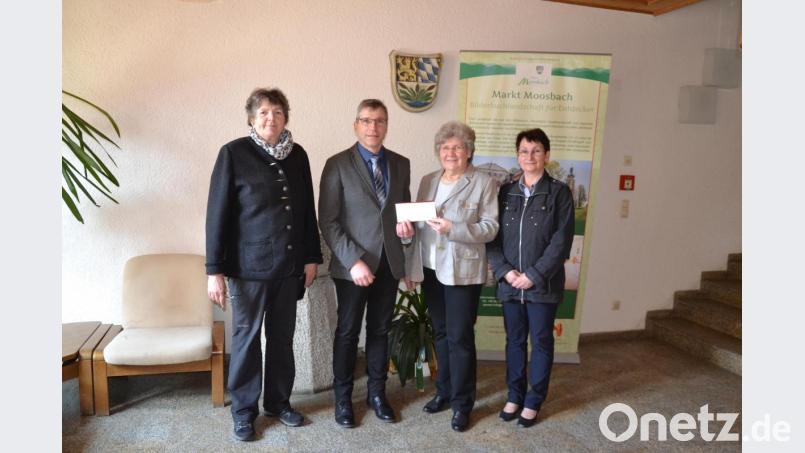 Die Vorsitzenden des Frauenbunds, Angela Striegl (Zweite von rechts) und Herta Baier (rechts), sowie Schatzmeisterin Elisabeth Reger (links) spenden Bürgermeister Hermann Ach die Kaufsumme für die Lautsprecher-Anlage an der Aussegnungshalle. Bild: gi