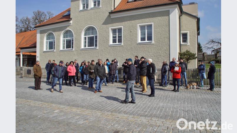 Zu dem Workshop gehörte auch ein Rundgang durch Stadlern, bei dem Teilnehmer verbesserungswürdige Stellen und Orte mit Potenzial in den Blickpunkt rückten, und die Themen für die Dorferneuerung werden könnten. Bild: mmj