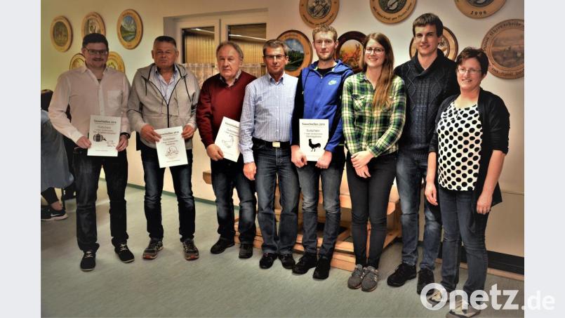 Die Gewinner der Sonderscheiben, Rene Bauer, Thomas Völkl, Gerd Meier, Lothar Neumann und Andreas Fuchs, Meisterscheiben-Siegerin Nina Fuchs und Glückscheiben-Sieger Stefan Heindl mit Vorsitzender Birgit Wohlrab (von links) nach der Preisverteilung des Sauschießens. Bild: exb