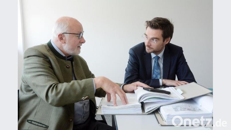 Sechzehn Jahre an der Spitze des KTB-Trägervereins haben einige Aktenordner anschwellen lassen. Die stellt Georg Stahl (links) nun Stephan Oetzinger zur Verfügung. Bild: Gabi Schönberger