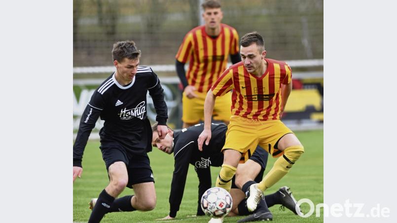 Fabian Göbl (links) und seine Mitspieler vom TSV Detag verloren zuletzt in Grafenwöhr (Szene) und beim SV Hahnbach. Am Samstag sind die Wernberger wieder zu Hause im Einsatz, da fühlen sie sich offensichtlich wohler. Bild: Alfred Schwarzmeier