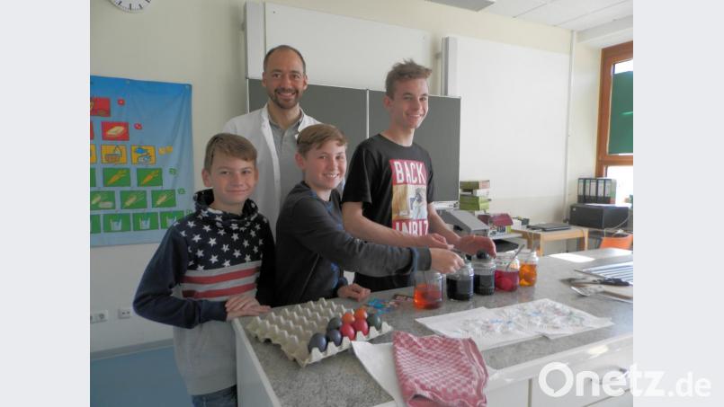 In der Mittelschul-Küche in Oberviechtach wurden die Eier in Rekordzeit gefärbt. Bild: nia