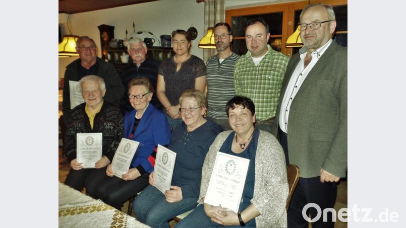 Urkunden und Nadeln für 40 Jahre Treue zum Waldverein erhalten Manfred Wudy, Andreas Schlagenhaufer und Erika Dolles. 10 Jahre ist Ulrike Lindner dabei und zweite Vorsitzende Karin Zielbauer bringt es auf 15 Jahre (mit Urkunde, von links). Wilhelm Kummer (Zweite Reihe) bringt es auf 25 Mitgliedsjahre. Kassenchefin Andrea Gagulic, Schriftführer Oliver Heumann, Vorsitzender Markus Müller und Bürgermeister Rudolf Götz gratulieren (rechts daneben). Bild: jml