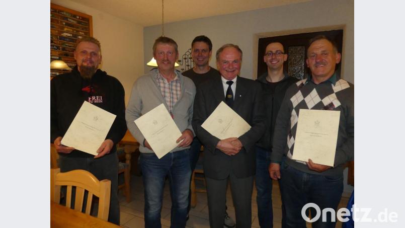 Major Denny Ziegert und zweiter Bürgermeister Roland Hörl (von rechts) zeichnen Gerhard Steger, Richard Neukam, Max Wagner und Manfred Walberer (von links) mit Verdienstspangen des Volksbunds Deutsche Kriegsgräberfürsorge aus. Bild: rn