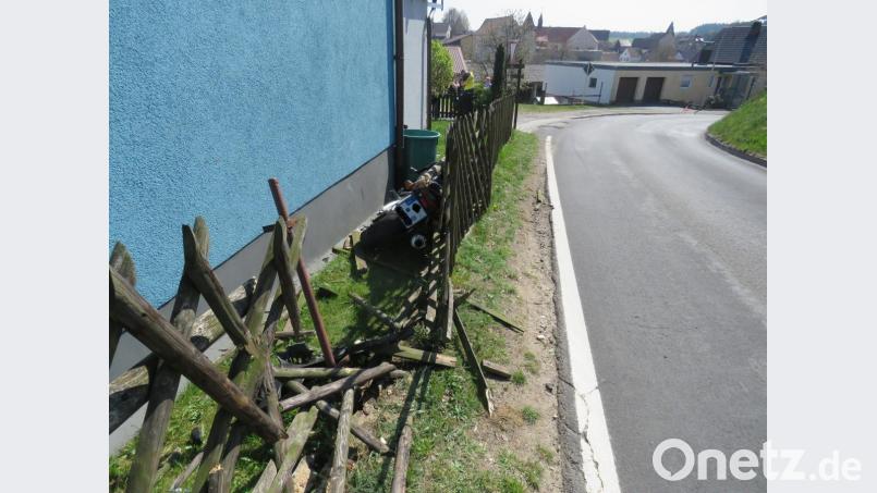 Der Schaden an Kraftrad, Zaun und Haus beträgt ersten Schätzungen zufolge rund 6000 Euro. Bild: piam