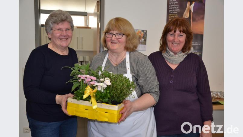 Die Vorsitzenden des Frauenbunds Angela Striegl und Anneliese Feneis danken der Referentin Margret Lukas-Fuchs für den informativen Kochnachmittag. Bild: gi