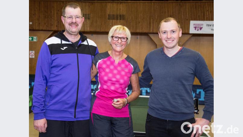 Heidi Braun hat 1200 TT Spiele hinter sich. Es gratulieren: 1. TSV-Vorsitzender Manuel Jungwirth (rechts) und Abteilungsleiter Dieter Buchner (links). Bild: wdb