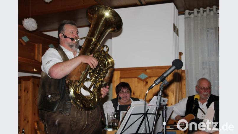 Die Blechernen Sait’n, die für ihre selbst geschriebenen Couplets bekannt sind, tragen mit „Krischperl“ ein neues Schmankerl vor, das beim Publikum gut ankommt. Bild: ads