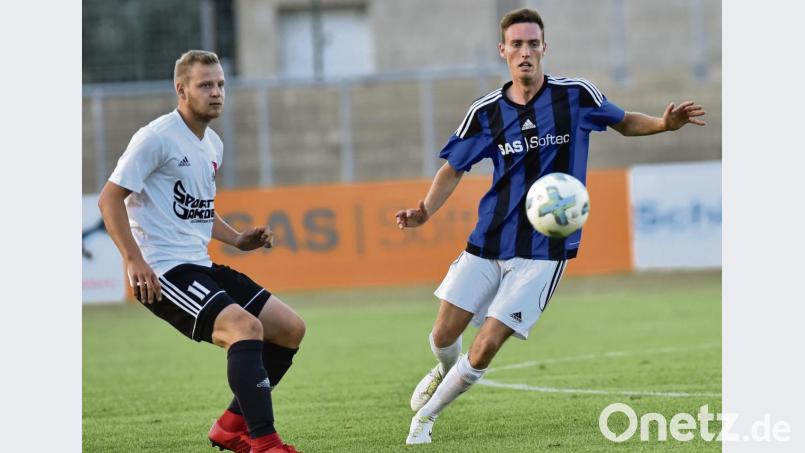 Für SpVgg-SV-Spieler Michael Busch (rechts) ist die Saison beendet ist, da mehrere Bänder in der Schulter gerissen sind. Ob eine Operation nötig ist, wird sich in der nächsten Woche entscheiden. Bild: Alfred Schwarzmeier
