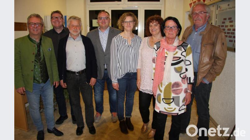 Das TB-Jahn-Führungsteam besteht aus Gerhard Priemer, Hermine Kellner, Susanne Weiser, Monika Schraml, Norbert Weiser, Karl Schuller und Wolfgang Schatzberger (von rechts). Bürgermeister und beratendes Mitglied Toni Dutz (links) gratulierte zur Wahl. Bild: wro