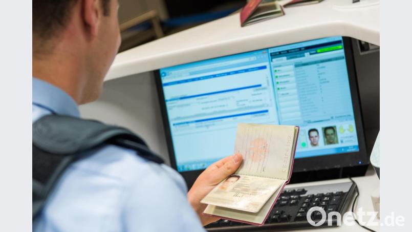 Bundespolizisten überprüften am Mittwochmorgen bei der Ausreisekontrolle für den Flug nach Atlanta, USA, die Dokumente der Reisenden. Symbolbild: Bundespolizei