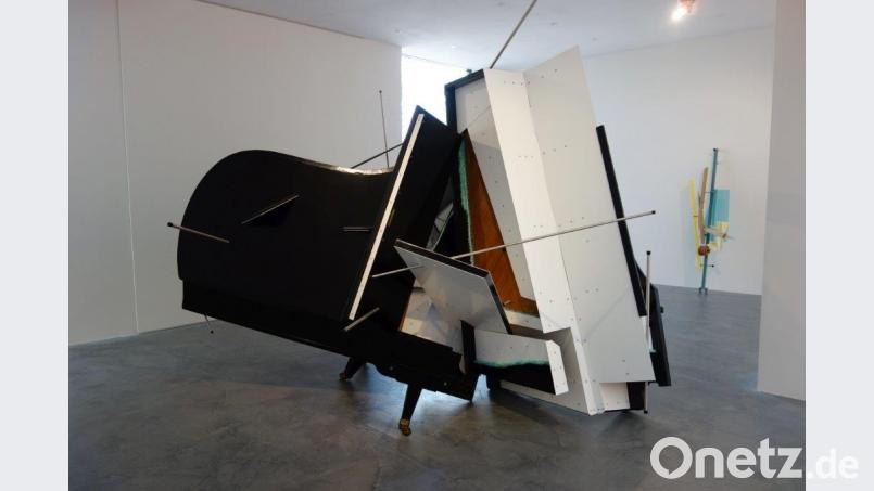 Im Zentrum der Ausstellung steht „Polyrhythmic Walkabout“. Sebastian Kuhn, der selbst Jazz spielt, hat dafür zwei Konzertflügel zerlegt. Bild: wsu