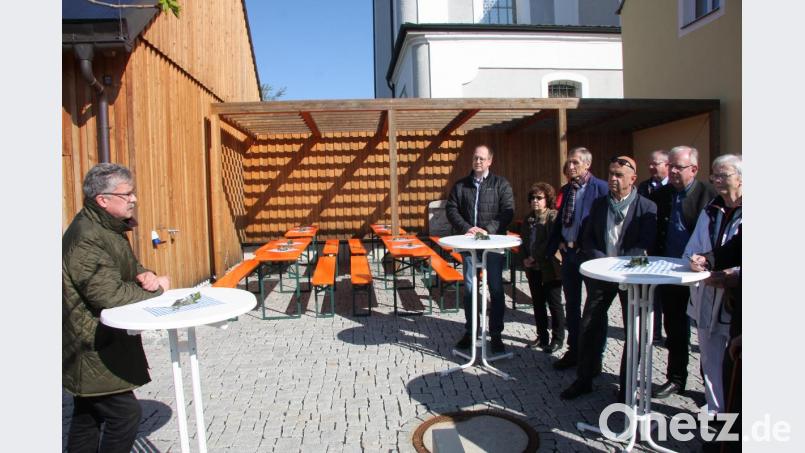 Der Festakt „Fünf Jahre Markthaus mit Dorfladen“ fand bei frühlingshaftem Wetter im Freien statt. Links Festredner und Bürgermeister Wolfgang Braun. Bild: wro