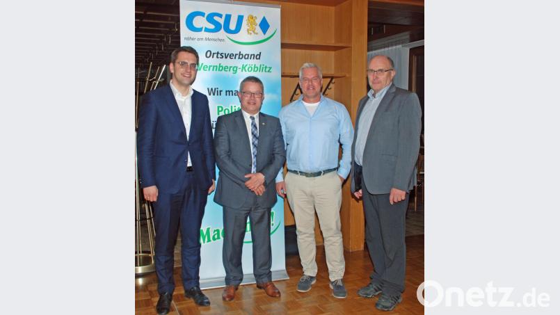 Altbürgermeister Georg Butz bedankte sich bei den Referenten Oliver Wildenauer, Wolfgang Sennfelder und Christian Doleschal (von rechts) für ihre interessanten Ausführungen. Bild: wee