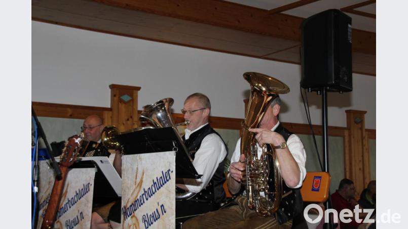 Mit flotten schwungvollen Melodien glänzte die Hammerbachtaler Blousn. Die hervorragend gespielten bekannten Melodien bewegten das Kabarett Publikum sogar zu flotten Tänzen. Bild: ads