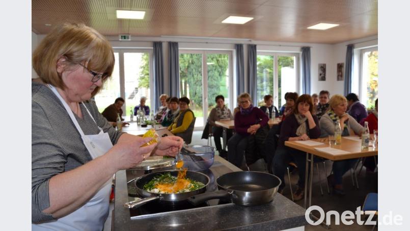Kochen mit Gemüse mit der Fachlehrerin Margret Lukas-Fuchs beim Frauenbund im Pfarrheim. Bild: gi