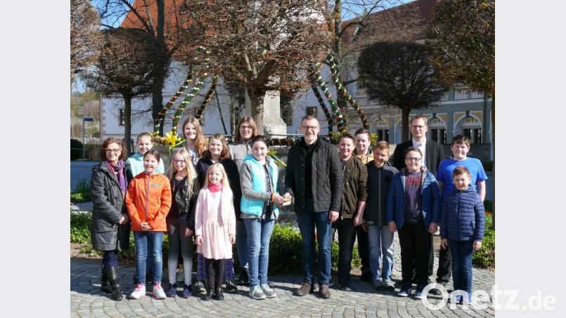 Den Erlös der beiden Musical-Aufführungen im Jugendheim-Festsaal überreichten die Akteure am Johannisplatz an Stadtpfarrer Thomas Vogl. Bild: kgg