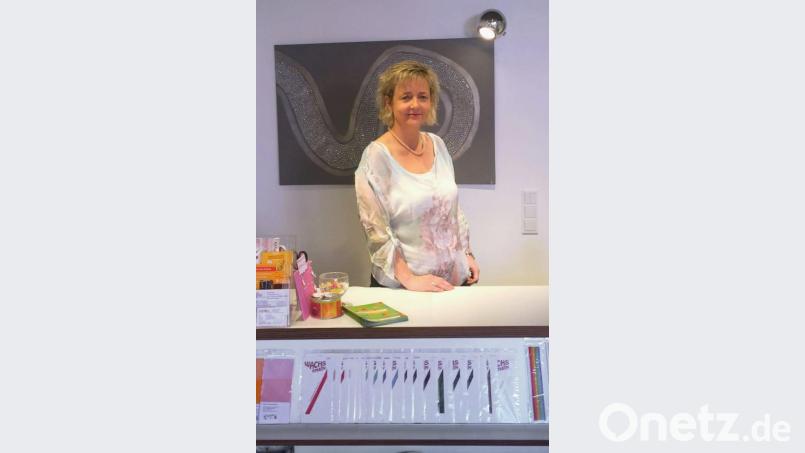 Corinne Guttenberger ist die &quot;Seifenfee&quot;. Für die Serie &quot;Stadtgeflüster&quot; erzählt sie, wie sie ihren kleinen Laden in der Amberger Altstadt mit Online-Handel über Wasser hält. Bild: Fitzgerald, Verena [vfi]