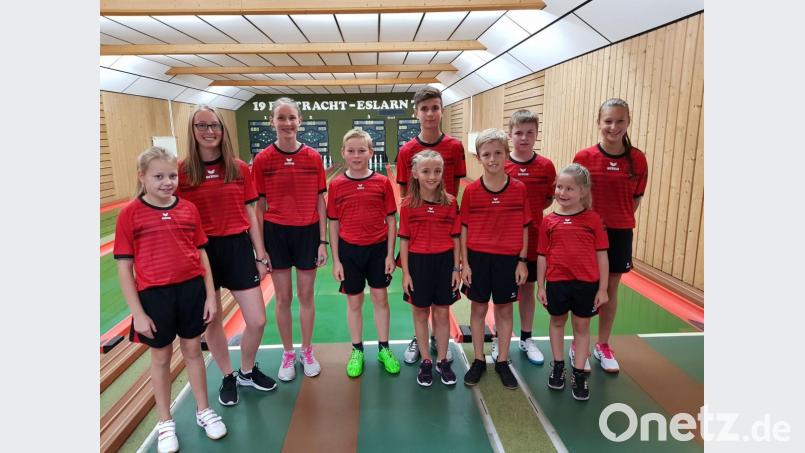 Der qualifizierte Nachwuchs der Eintracht (von links) Julia Reindl, Alina Hölzl, Jana Hölzl, Patrick Hölzl, Raphael Rieder, Lena Klug, Bastian Klug, Benedikt Hölzl, Lisa-Marie Merold und Julia Bauriedl. Bild: gz