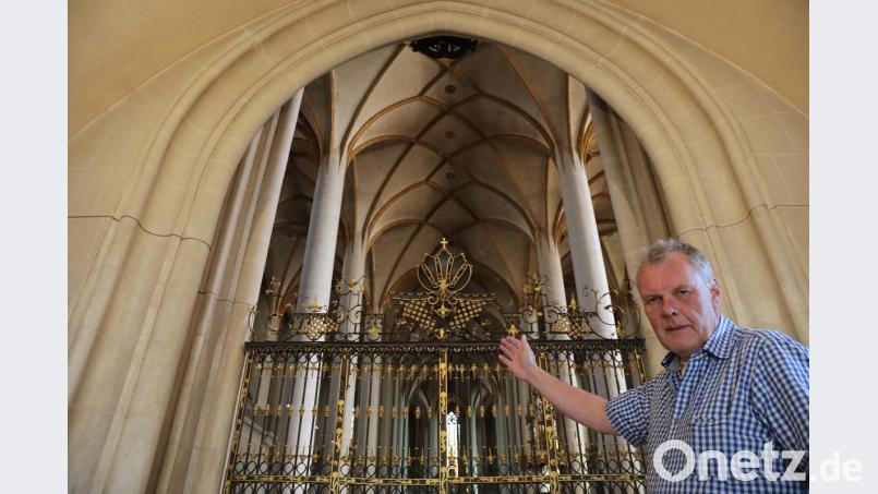 Stadtbrandrat Bernhard Strobl im Kirchenschiff von St. Martin. Würde das Gotteshaus brennen, so sagt er, wäre es wohl ähnlich wie jetzt in Paris. Bild: Wolfgang Steinbacher