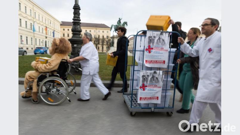 Organisatoren des Volksbegehrens „Stoppt den Pflegenotstand“ mit den gesammelten Unterschriftenlisten. Foto: Peter Kneffel/Archivbild Bild: Peter Kneffel