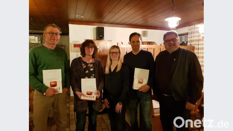 Die Schirmitzer SPD ist stolz auf treue Mitglieder (von links): Roland Koller, Heike Zaruba (stellvertretend für Ehemann Markus ), Nicole Bäumler, Christoph Schiesl und Walther Piehler. Bild: du
