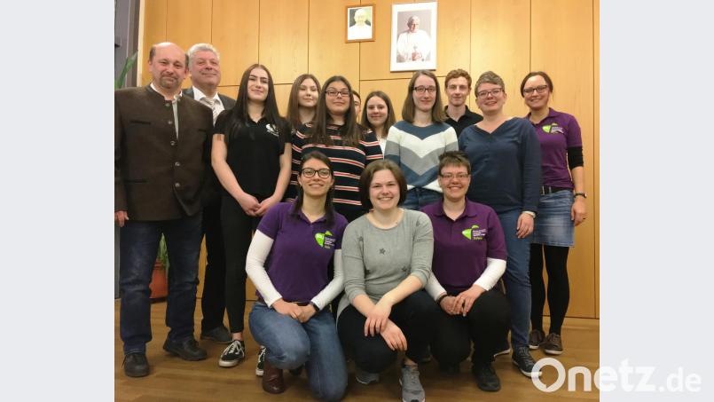 Die bereits erfahrenen Vorstandsmitglieder Katharina Wittmann (vorne links), Teresa Ruf (vorne Mitte) und Daniel Schwabbauer werden in ihren Ämtern bestätigt. Bild: exb
