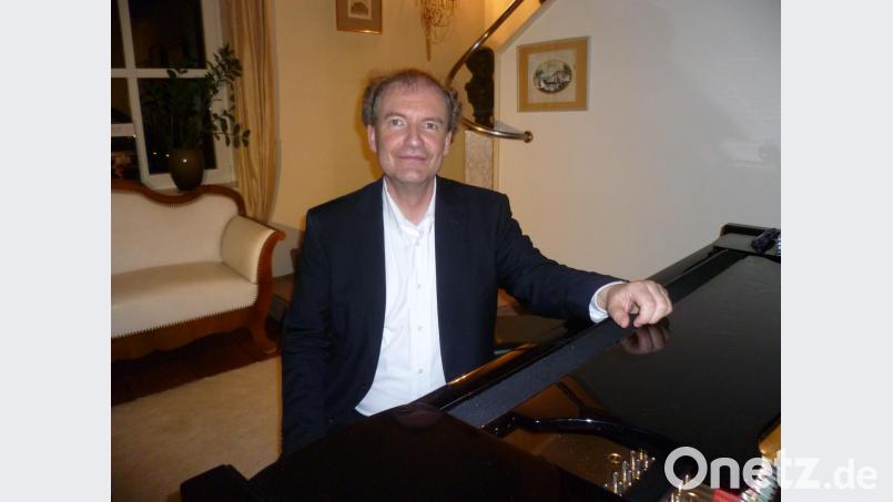 Der Schwandorfer Pianist Stefan Mickisch hatte zu zwei Privatkonzerten in sein Wohnhaus eingeladen. Bild: tie