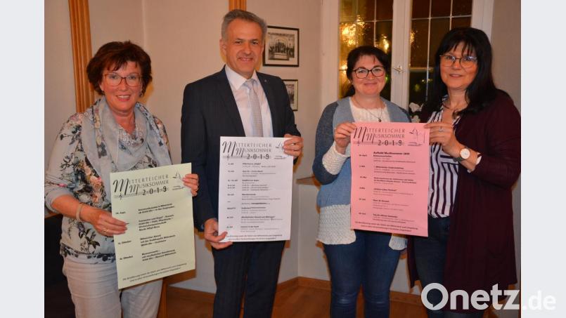 Die Musikförderverein-Vorstandsmitglieder Luitgard Müller, Bürgermeister Roland Grillmeier, Tanja Ernstberger und Gabi Bleistein (von links) stellten das Programm des Mitterteicher Musiksommers 2019 vor. Bild: jr