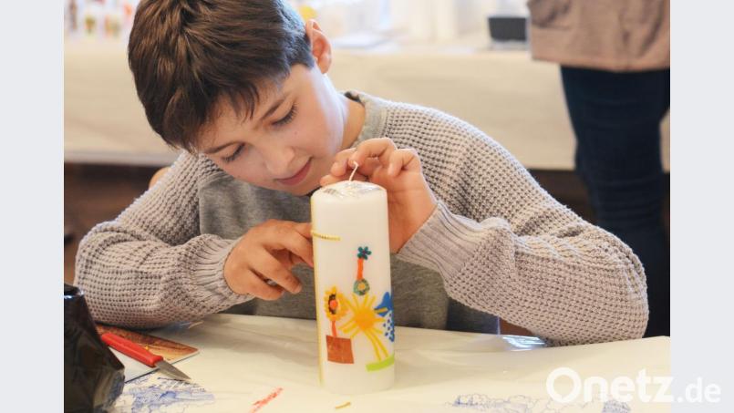 Volle Konzentration – Xaver Anzer gibt sich bei der Gestaltung seiner Kerze viel Mühe. Bild: Gabi Schönberger