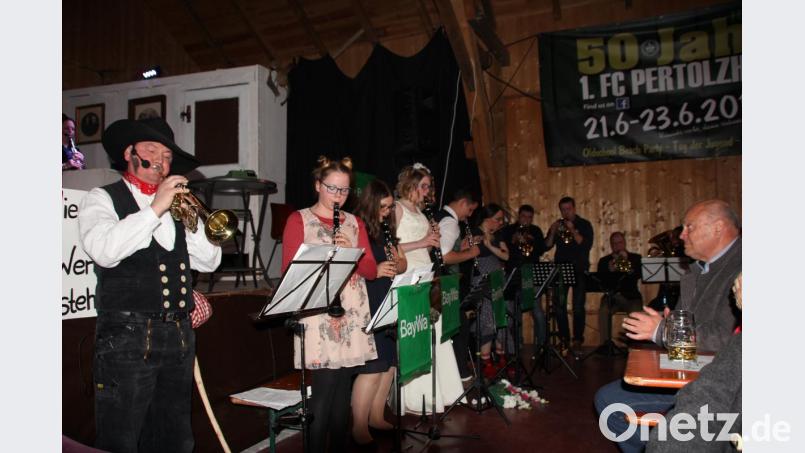 Den Beifall haben sich die Akteure des Singspiels beim Pertolzhofener Starkbierfest wieder verdient. Die Gesangs- und Musikeinlagen zur Abrundung der Handlung sind immer wieder durch das Publikum honoriert worden. Bild: frd