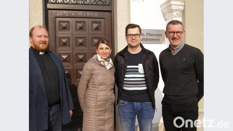 Radek Marhan (Zweiter von rechts) wird in der Feier der Osternacht in die Gemeinschaft der Kirche aufgenommen. Mit dem Täufling freuen sich Verlobte Arabella Hammerer sowie Stadtpfarrer Thomas Vogl und Pfarrvikar Markus Hochheimer (links). Bild: pz