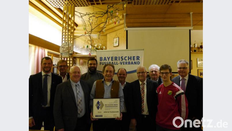 Der ATSV wurde mit der goldenen Raute ausgezeichnet. In die Wege geleitet wurde dies durch Lucas Bley (Zweiter von rechts). Hubert Rosner, Norbert Schuller, Martin Braun (von links), Jürgen Faltenbacher (Sechster von links), Siegfried Tabbert (Siebter von links), Peter Gold (Achter von links) und Thomas Unger (ganz rechts) gratulieren. Stellvertretend entgegen genommen wurde die Raute durch Jürgen Steinhauser (Vierter von links) und Gerhart Ernst (Fünfter von links). Bild: ebr