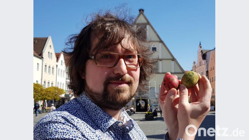 Tobias Sonna, Inhaber von „Sonna Geschenke und Haushaltswaren“ und Vorsitzender des Einzelhandelverbands Weiden, verzierte seine Eier aus regionaler Herkunft mit Blumen und Gräsern aus der Stadt sowie Öko-Eierfarben. Bild: Sonja Kaute