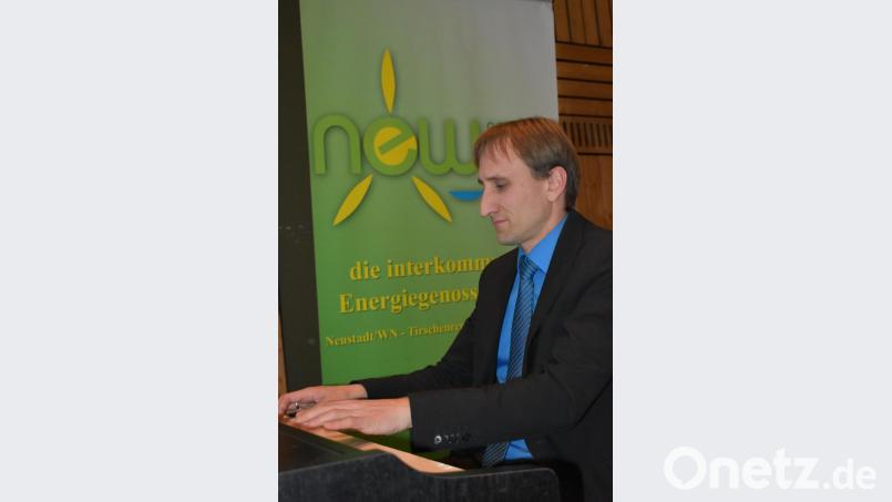 Windenergie spielt eine große Rolle beim Vortrag von Professor Dr. Michael Sterner. Dieser spielte auch selbst Klavier. Bild: rgr