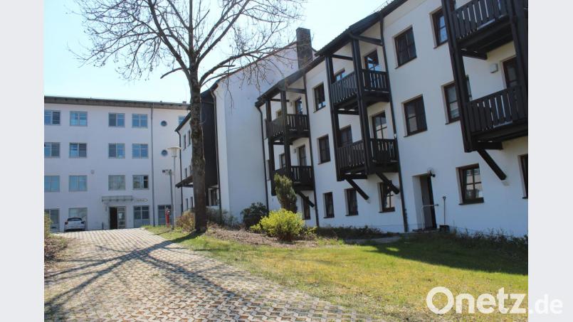 Noch in diesem Jahr werden die im ehemaligen Schwesternwohnheim (rechts) der St.-Johannes-Klinik untergebrachten unbegleiteten Flüchtlinge ihr Domizil verlassen. Bei der Hauptversammlung des Fördervereins St. Johannes Klinik und Rettungswache deutete Vorstand Klaus Emmerich eine weitere neue Form der Kooperation in den Räumlichkeiten an. Bild: cs