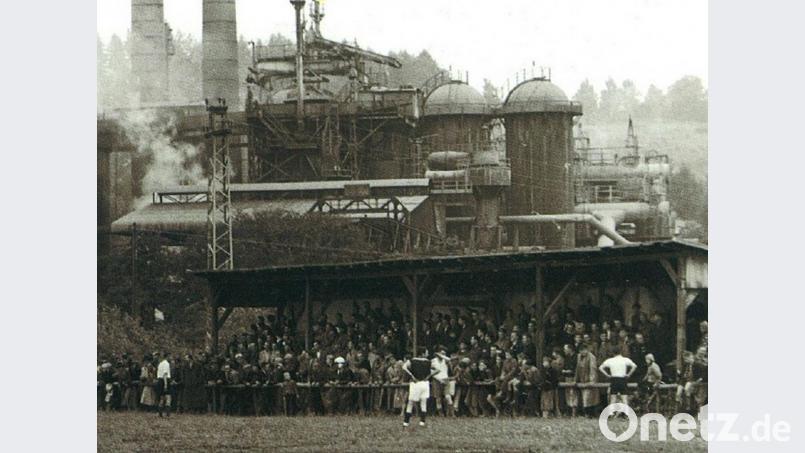 Fußball beim SV Luitpoldhöhe auf dem legendären Schlackenberg mit der Tribüne, die 1952 gebaut wurde. Bild: exb