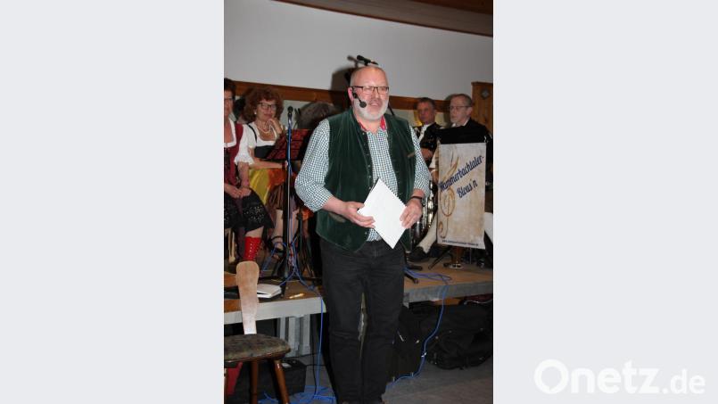 Die grandiose Stimmung des Abends wurde auch vom Moderator Stefan Thumann aus Neumarkt mit heiteren Geschichten und treffenden Mundartgedichten mitgetragen. Bild: ads