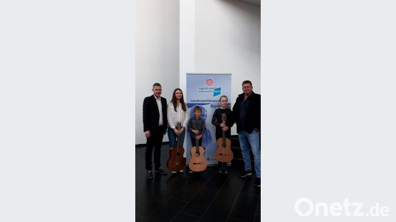 Von links Musikschulleiter Tobias Böhm, Lisa-Marie Schmidt, Linus Kaßeckert, Emily Fischer und Ctibor Süsser (Lehrer). Bild: exb