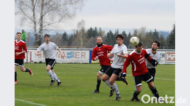Der SV Plößberg (rotes Trikot) hat sich nach der überraschenden 1:2-Heimniederlage voriges Wochenende gegen den VfB Mantel aus dem Führungsquartett der Kreisliga Nord verabschiedet. Bild: gb