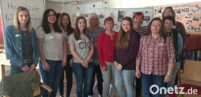Die Absolventinnen des Babysitterkurses 2019 mit der Referentin Susanne Zölch (hinten rechts) und der Gleichstellungsbeauftragten Helga Forster (Sechste von links). Bild: exb