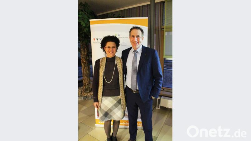 Dr. Susanne Neumeier und Prof. Thomas Bschleipfer klären über Therapiemöglichkeiten bei chronischem Becken- und Blasenschmerz auf. Bild: exb/Kliniken Nordoberpfalz AG