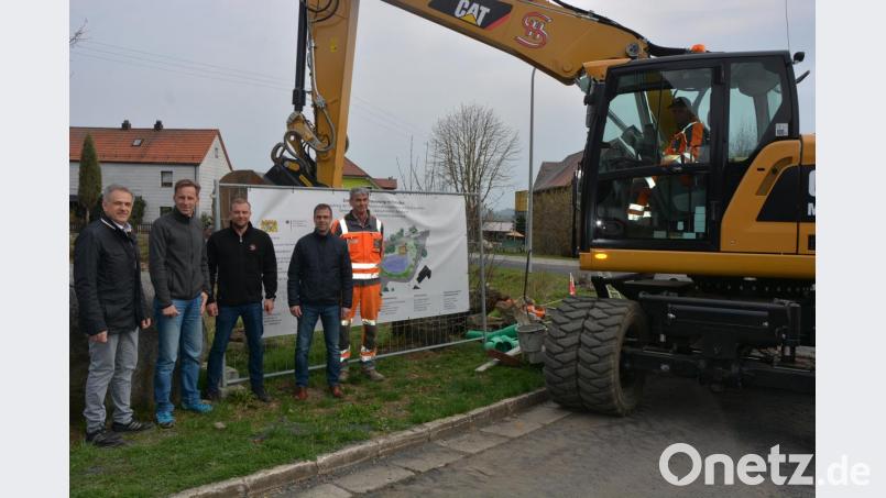 Sie informierten über die Fortsetzung der Arbeiten in der Pechofener Dorfmitte (von links): Bürgermeister Roland Grillmeier, Robert Ernstberger (Ingenieurbüro Bork), Bauunternehmer Johannes Schaumberger, Bauamtsleiter Thomas Grillmeier und Helmut Stock (Tiefbau Schaumberger). Bild: jr