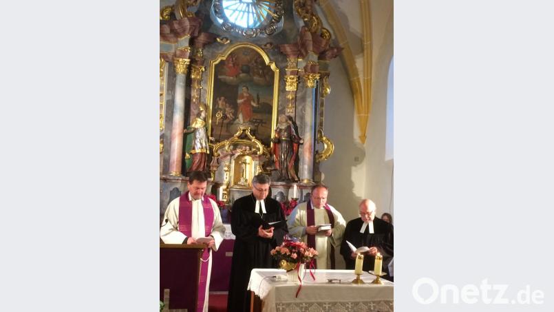 Zur Eröffnung der ökumenischen Christustage am Altar von St. Laurentius (von links): Pfarrer Hans Zeltsperger, Dekan Karlhermann Schötz,, Dekan Elmar Spöttle und Pfarrer Matthias Ahnert. Bild: gut