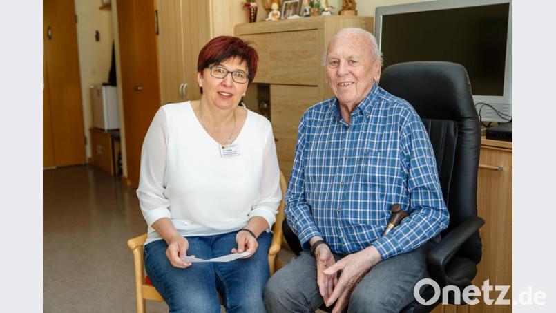 Edith Hösl (links) hat mit Johann Betzinger (83) die &quot;Gesundheitliche Vorsorgeplanung&quot; besprochen. &quot;Sie kann das sehr gut erklären&quot;, lobt der Bewohner des Elisabethenheims. Bild: Hösamer